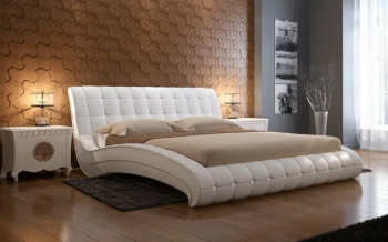 Двуспальные кровати в квартире в Лесном