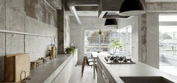 Кухня в стиле бетон и дерево в Лесном